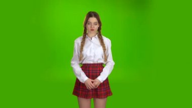 Mutlu o kız gülümsüyor. Yeşil ekran