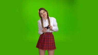 Oyun kız joystick onun elinde tutar. Yeşil ekran