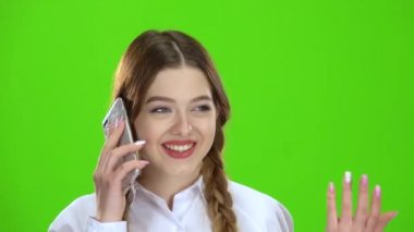Teen telefonda konuşuyor. Yeşil ekran
