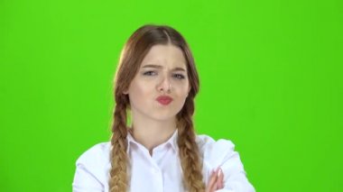 Öğrenci beyaz bir bluz ve pigtails bir yumruk gösterir. Yeşil ekran