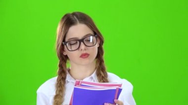 Öğrenci bardaklarda defter ile çevirir. Yeşil ekran