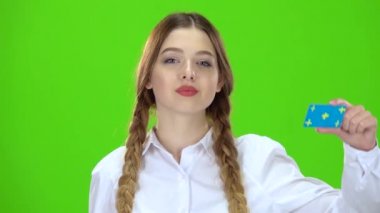 Genç bir kart yükseltir ve bir ok gösterir. Yeşil ekran
