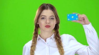Kız öğrenci aşağı bir parmağını gösterir. Yeşil ekran