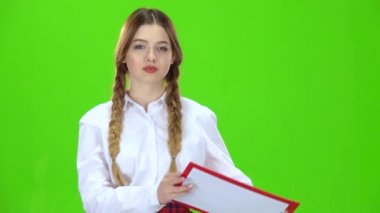 Kız kırmızı bir tablet kağıt ile yükseltir. Yeşil ekran