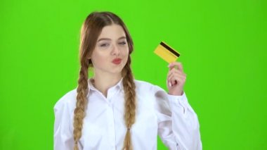 Öğrenci kredi kartıyla beyaz bir bluz mutludur. Yeşil ekran