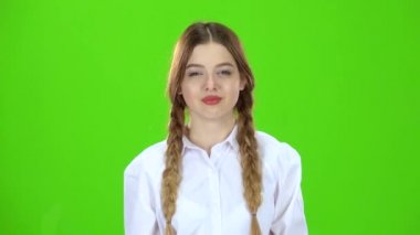 Kız öğrenci esner. Yeşil ekran