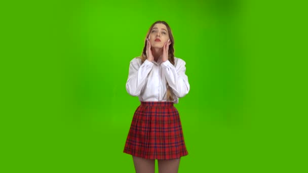 Mädchen leidet unter Kopfschmerzen. Green Screen — Stockvideo