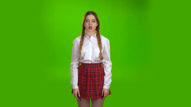 El estudiante muestra un gesto más silencioso. Pantalla verde — Vídeos de Stock