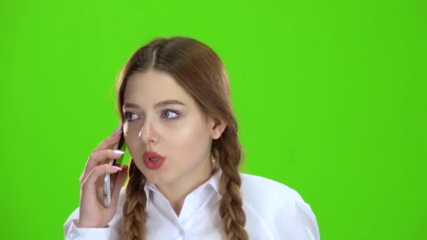 女の子は、電話で話しています。緑色の画面 — ストック動画