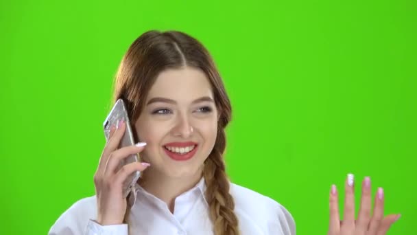 Tini beszél a telefonon. Zöld képernyő — Stock videók