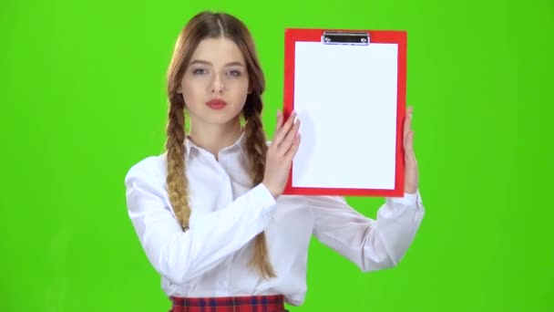 Mädchen hebt eine rote Tablette mit Papier hoch. Green Screen — Stockvideo