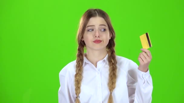 Studentessa in camicetta bianca con carta di credito è triste. Schermo verde — Video Stock