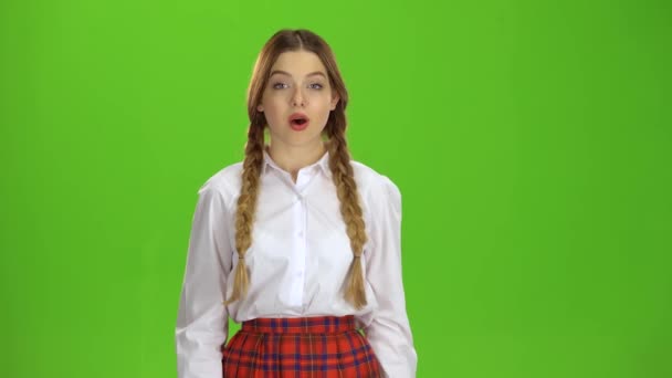 Adolescente muestra un pulgar hacia arriba. Pantalla verde — Vídeos de Stock