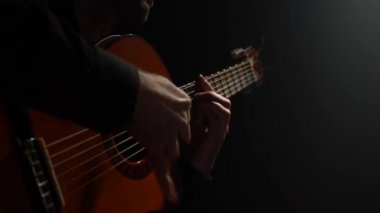 Adam bir gitar üzerinde Latin ritim çalış. Yakın çekim