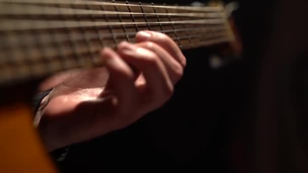 Gitarre die männlichen Finger fingern. Nahaufnahme — Stockvideo
