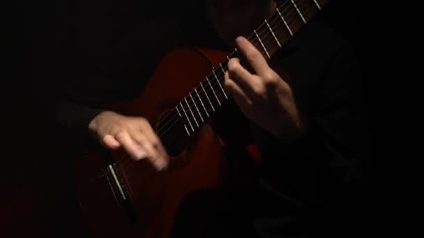 Finger greifen in die Saiten der Gitarre. Nahaufnahme — Stockvideo