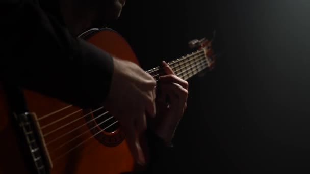 El hombre en la guitarra toca el ritmo latino. De cerca. — Vídeo de stock