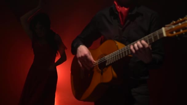 Мужчина на гитаре играет танцующую девушку фламенко. Свет сзади. Фон дыма — стоковое видео