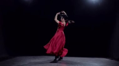 Dansçı, dans için elleri zarif hareketler yapar. Siyah arka plan