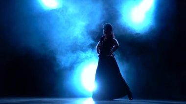 Arjantin Flamenko dansçısı yangın dansı. Arkadan llight. Duman arka plan. Siluet