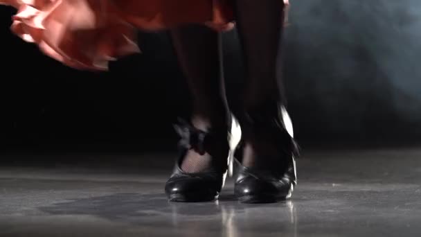 여자의 다리는 탭 댄스. 뒤에 빛입니다. 연기 배경입니다. 클로즈업 — 비디오