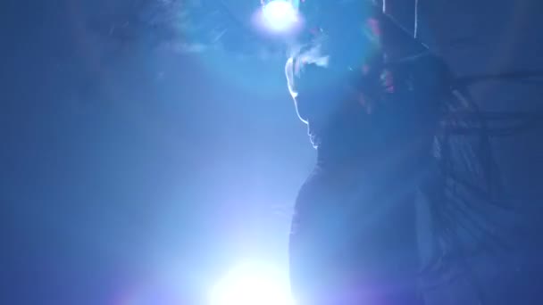 女孩正在与曼顿跳舞的弗拉门戈舞。从后面 Llight。烟雾散景背景。剪影 — 图库视频影像