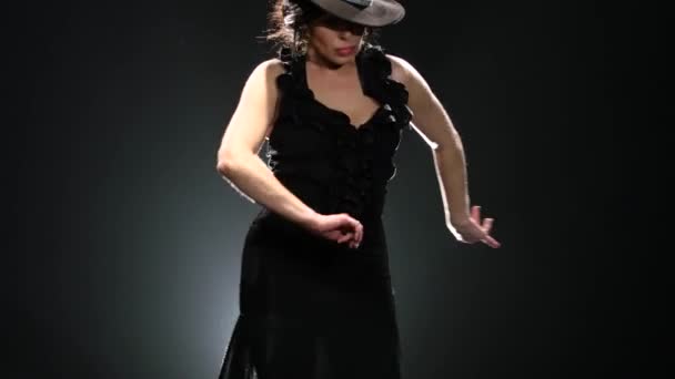 Χορευτής χορεύει ένα ισπανικό χορό εμπρηστικές. Μαύρο φόντο. Llight από πίσω — Αρχείο Βίντεο
