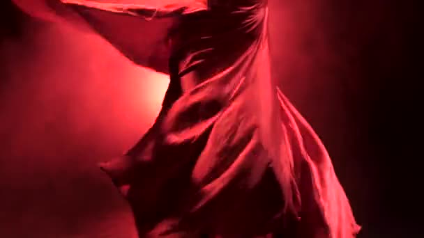 Het meisje draait in een rode jurk. Close-up — Stockvideo