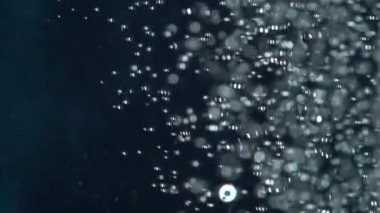 Kabarcıklar oksijen suyun altında. Ağır çekim