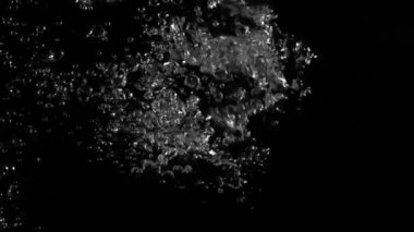 Hava kabarcıkları underwaterisolated siyah arka plan üzerine kapatın. Ağır çekim