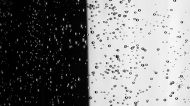 Underwaterisolated siyah ve beyaz arka plan üzerinde hava kabarcıkları kapatın. Ağır çekim