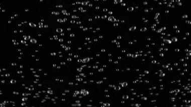 Hava kabarcıkları underwaterisolated siyah arka plan üzerine kapatın. Ağır çekim