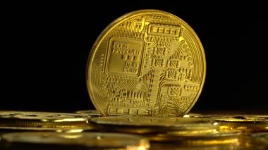 Altın bitcoin cryptocurrency siyah bir arka plan üzerinde iplik. Yakın çekim