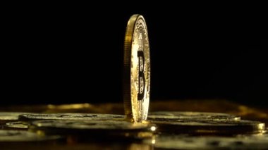 İplik Bitcoin paralar siyah bir arka plan rengini değiştirmek. Yakın çekim