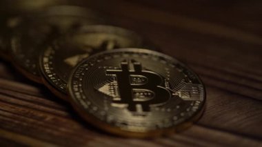 Gümüş madeni paralar bitcoins cryptocurrency yalan karanlık masada. Yakın çekim