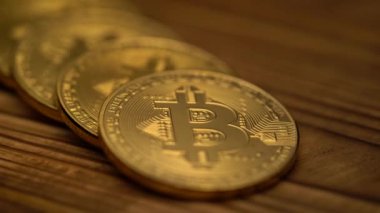 Birkaç bitcoins masanın üstüne yalan söylüyorsun. Yakın çekim