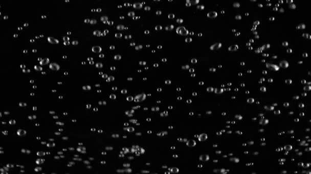 Zbliżenie się pęcherzyków powietrza w underwaterisolated na czarnym tle. Zwolnionym tempie — Wideo stockowe