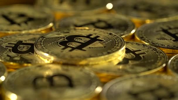 Bitcoin munten draaien in een cirkel en shimmer. Close-up — Stockvideo
