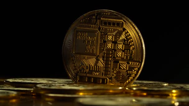 Золотые монеты платежной системы Bitcoin peer-to-peer вращаются на черном фоне. Закрыть — стоковое видео