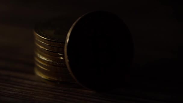 Bitcoin monete d'oro in contanti si trovano sulla superficie di legno. Da vicino. — Video Stock