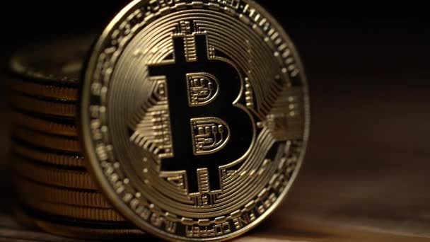 Kryptowährung Logo elektronisches Geld Silbermünzen Bitcoin. Nahaufnahme — Stockvideo