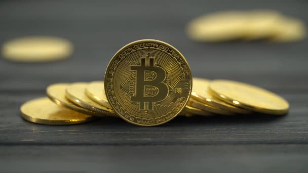 Bitcoin monete d'oro si trovano in pile sul tavolo. Da vicino. — Video Stock