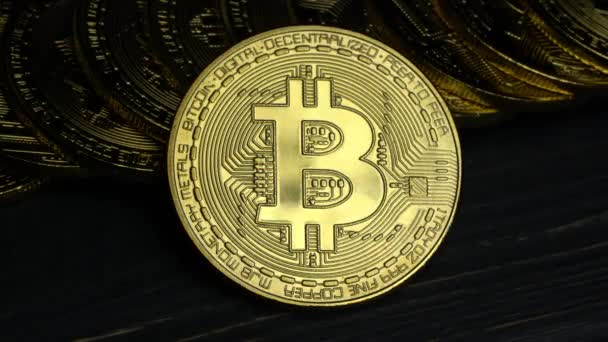 E-ouro moedas bitcoin negociação on-line em um fundo cinza. Fechar — Vídeo de Stock
