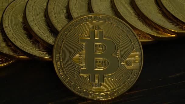 Monedas en efectivo bitcoin minado por la minería en la tecnología blockchain. De cerca. — Vídeo de stock