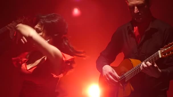 Chica bailando flamenco. Luz por detrás. Movimiento lento — Vídeos de Stock