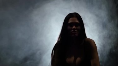 Kız seksi bir dans dans ediyor. Siyah arka plan. Ağır çekim