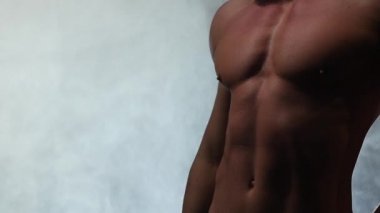 Adam erotik hareketleri dans ediyor. Duman arka plan. Ağır çekim
