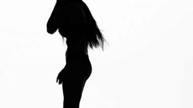 Kızlar hareketleri seksisin. Beyaz arka plan. Siluet. Ağır çekim