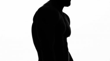 Adam dans etmek kadar seksi bir dans pompalanır. Beyaz arka plan. Siluet. Ağır çekim