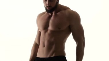 Adam erotik dans ediyor. Beyaz arka plan. Ağır çekim